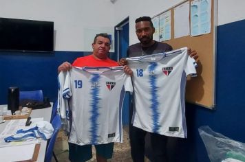 ENTREGA DE UNIFORMES AO VENCEDOR DO CAMPEONATO MUNICIPAL DE FUTEBOL DE CAMPO E A FIRMAMENTO DA REPRESENTATIVIDADE DO TIME VENCEDOR EM CAMPEONATO DE AVARÉ-SP.