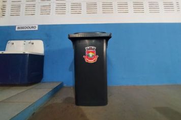INSTALAÇÃO DE NOVAS LIXEIRAS NO GINÁSIO DE ESPORTES E  PRAÇA DA FAMÍLIA!