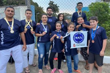[ATLETAS DA MODALIDADE DE KARATÊ  DE ITATINGA REPRESENTANDO O MUNICÍPIO EM COMPETIÇÃO NA CIDADE DE ITUPEVA – SP]
