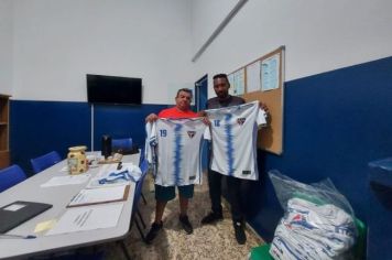ENTREGA DE UNIFORMES AO VENCEDOR DO CAMPEONATO MUNICIPAL DE FUTEBOL DE CAMPO E A FIRMAMENTO DA REPRESENTATIVIDADE DO TIME VENCEDOR EM CAMPEONATO DE AVARÉ-SP.