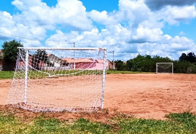 Instalação de redes em campo de várzea 